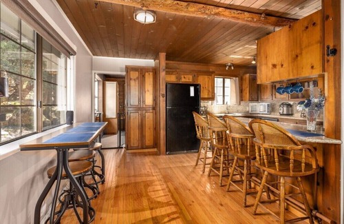 Oakhurst Cabin | Cedar Ridge/Hot Tub/BBQ/Sleeps 8