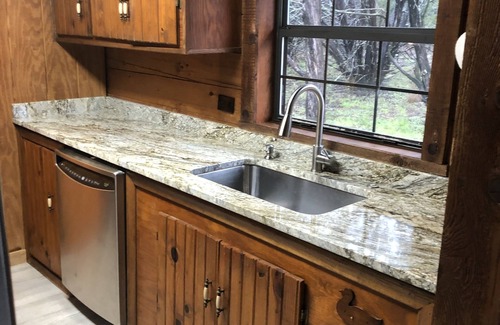 Granbury Cabin | Cedar Ridge Log Cabin on 14 acres - Pet Friendly!