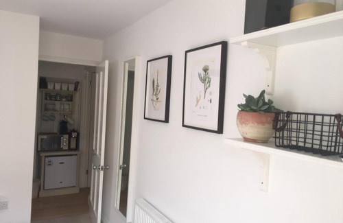 Sidmouth Bed & Breakfast | Cedar Shade Cottage Ensuite Private Annexe with Parking