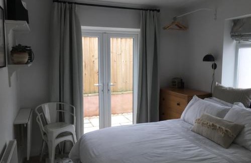 Sidmouth Bed & Breakfast | Cedar Shade Cottage Ensuite Private Annexe with Parking