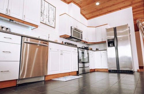 Vernon House | Cedar Springs Retreat - 15 mins to Silver Star