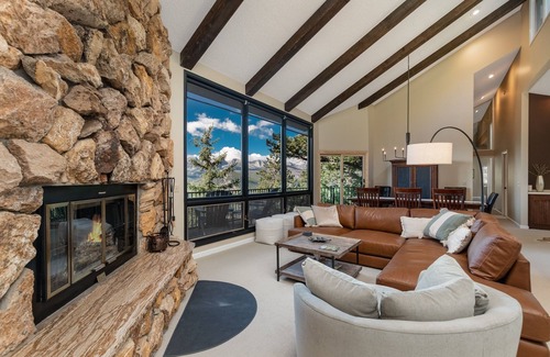 Windcliff Estates House | Cedar Upper Luxury Vacation At Windcliff 3 Bedroom Home by RedAwning