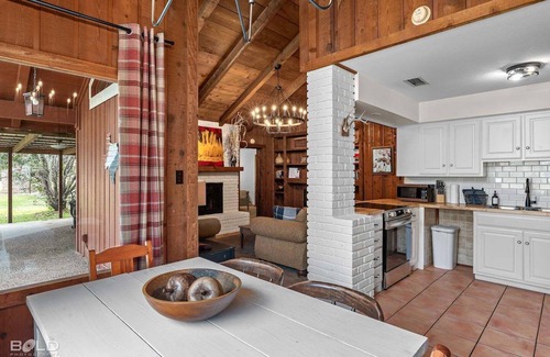 Uncertain House | Cedar Wood Lodge w/Kayaks & Canoes, Outdoor Dining