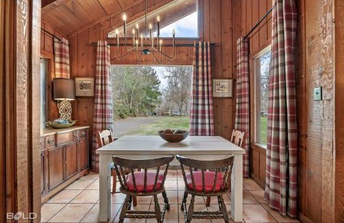 Uncertain House | Cedar Wood Lodge Wkayaks & Canoes, Outdoor Dining