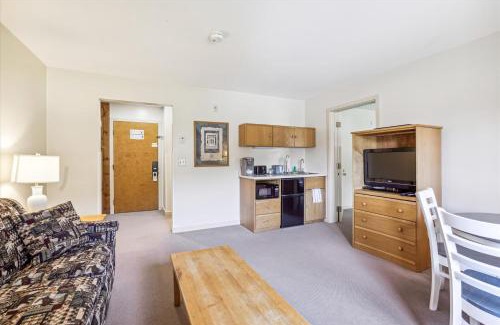West Bridgewater Hotel | Cedarbrook Deluxe one bedroom suite with outdoor heated pool 11921