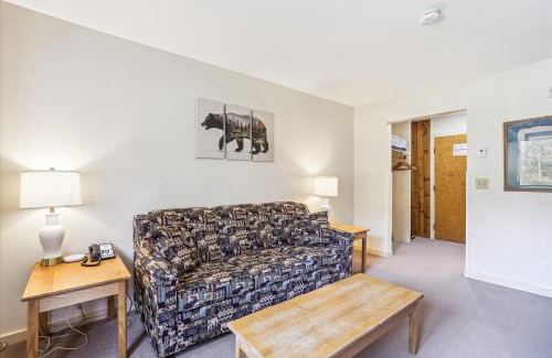 West Bridgewater Hotel | Cedarbrook Deluxe one bedroom suite with outdoor heated pool 11921