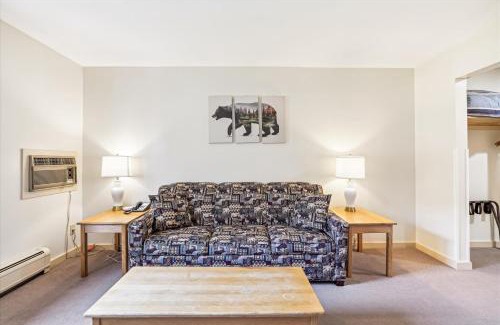 West Bridgewater Hotel | Cedarbrook Deluxe one bedroom suite with outdoor heated pool 11921