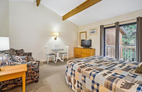 West Bridgewater Hotel | Cedarbrook Queen Studio 210