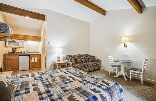 West Bridgewater Hotel | Cedarbrook Queen Studio 210