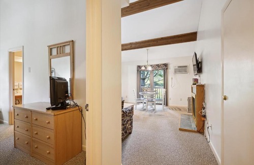 West Bridgewater Hotel | Cedarbrook Queen Suite 202