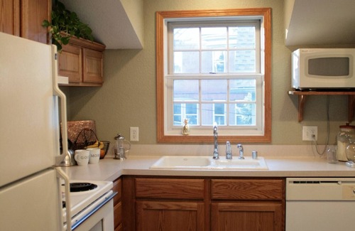 Cedarburg Apartment | Cedarburg 2 partment sleeps 1-6 guests in prime location on Washington Ave