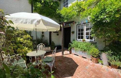 Combpyne House | Cedra Cottage - Vintage Country Hideaway