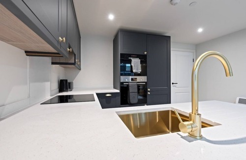 Leeds Apartment | Ceiling Sound System - Sleeps 8 - City Centre