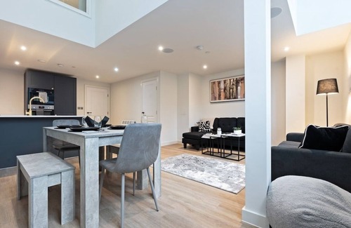Leeds Apartment | Ceiling Sound System - Sleeps 8 - City Centre