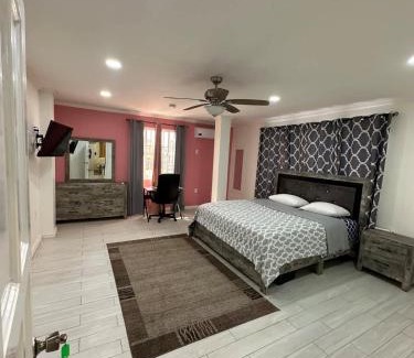 Georgetown Apartment | Celebrity Suite - 3 Bedroom