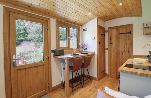 Llanelltyd Cottage | CELYN, pet friendly, with hot tub in Dolgellau