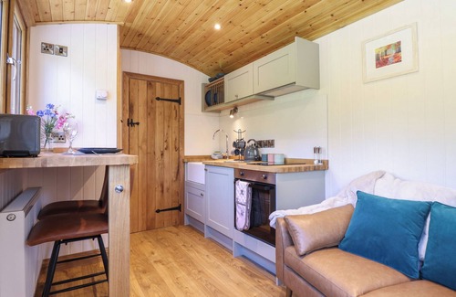 Llanelltyd Cottage | CELYN, pet friendly, with hot tub in Dolgellau