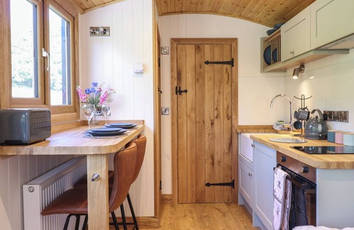 Llanelltyd Cottage | CELYN, pet friendly, with hot tub in Dolgellau