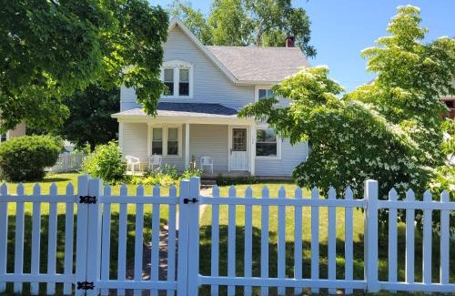 Beulah House | Centennial House - Great Location With Lakeview!