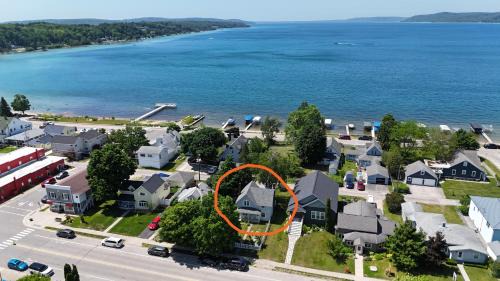 Beulah House | Centennial House - Great Location With Lakeview!