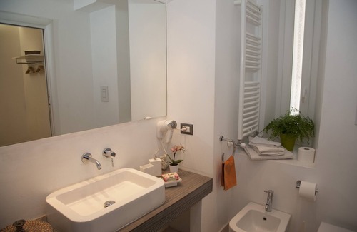 Salario House | Center 2 Rooms is a modern and comfortable apartment located on the first floor.