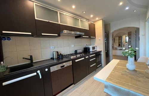 Iasi Apartment | Center Luxury 3 Rooms up to 9 People