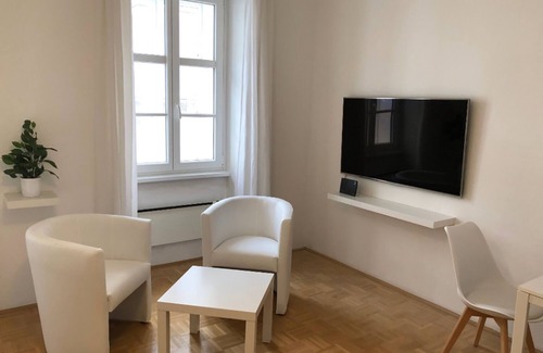 Margareten Apartment | Center quiet location near Naschmarkt, white