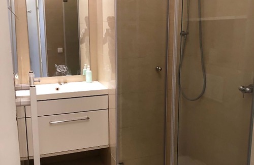 Margareten Apartment | Center quiet location near Naschmarkt, white