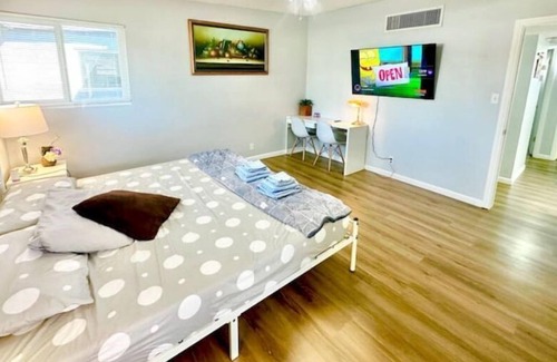 Chinatown Bed & Breakfast | Center Vegas big Master Bedroom