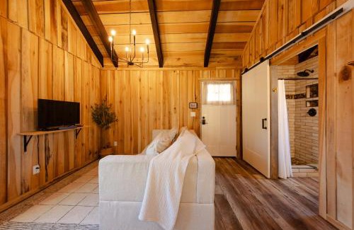 Smithville House | CenterHillLakeCreeksideCouplesTinyCabin 2
