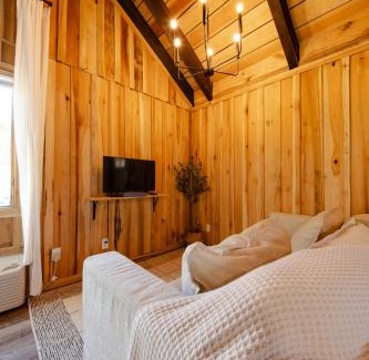 Smithville House | CenterHillLakeCreeksideCouplesTinyCabin 2