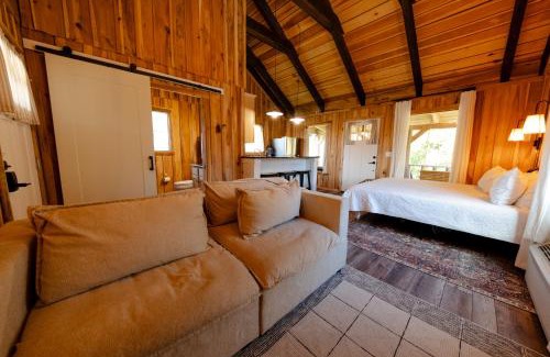 Smithville House | CenterHillLakeCreeksideCouplesTinyCabin 2
