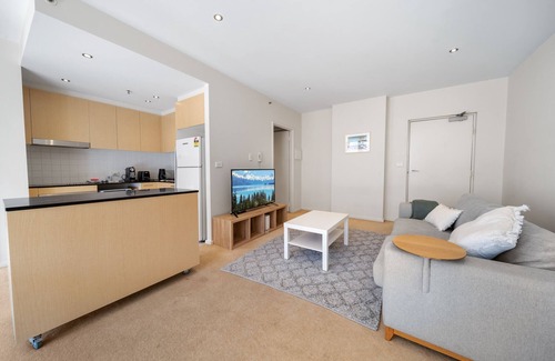City West Apartment | Central 1-Bed with Parking, BBQ, Sauna & Pool