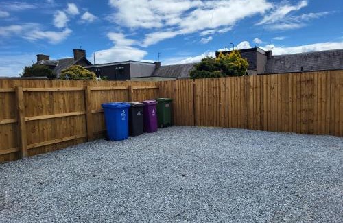 Carnoustie House | Central 2-bedroom bunglow with double sofa bed