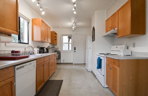 Yesler Terrace House | Central 2 Bedroom, Stocked Kitchen