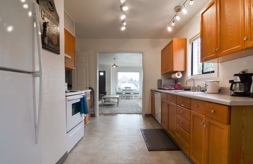Yesler Terrace House | Central 2 Bedroom, Stocked Kitchen
