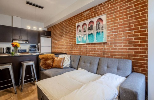 Downtown Montreal Apartment | Central 2BDR Condo on Bishop-Vibe Central MTL