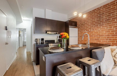 Downtown Montreal Apartment | Central 2BDR Condo on Bishop-Vibe Central MTL