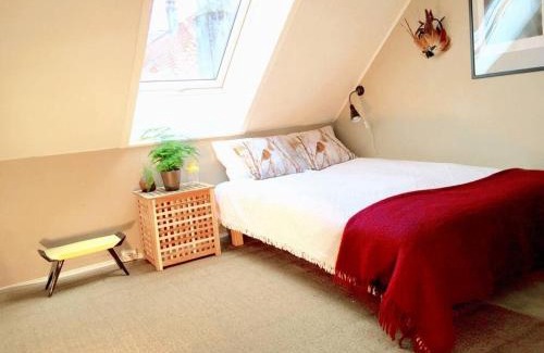 Nygard Apartment | Central 2BR with balconies and art in historical university area