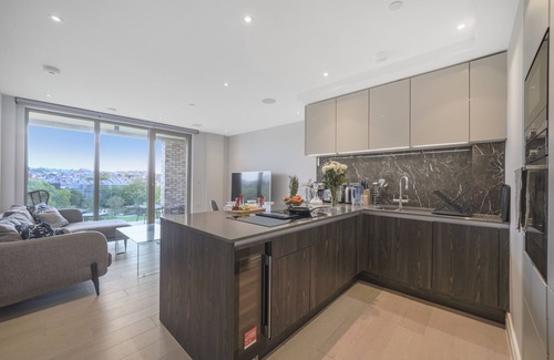 Kilburn Apartment | Central 3 bedroom Apt/en-suite with a View.