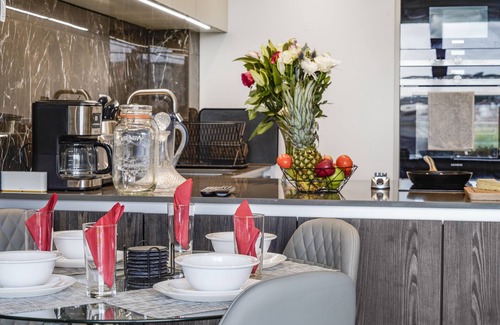 Kilburn Apartment | Central 3 bedroom Apt/en-suite with a View.