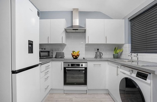 Nottingham House | Central 3 bedroom House with Parking