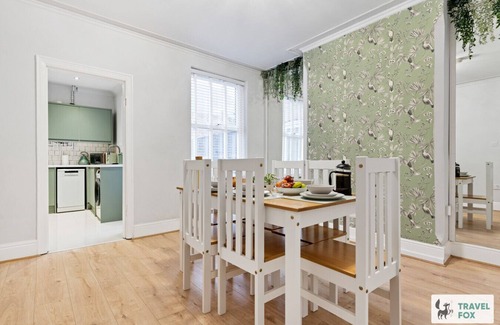 Sneinton House | Central 4 Bedroom house with Street Parking