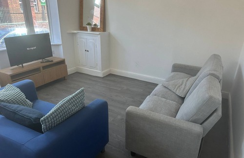 Walsall House | Central 4 Bedroom Walsall House - Free Parking & WiFi