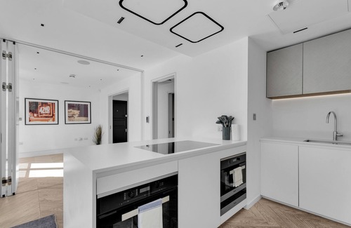 Fitzrovia Apartment | ❄️ Central A/C | 👑 King | 🔓 FlexPolicy | ⏰ EarlyDrop | 🌞 Balcony | 🧼 W/D
