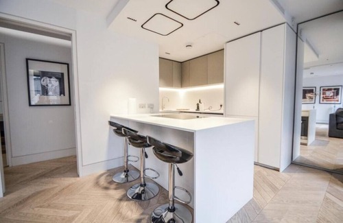 Fitzrovia Apartment | ❄️ Central A/C | 👑 King | 🔓 FlexPolicy | ⏰ EarlyDrop | 🌞 Balcony | 🧼 W/D