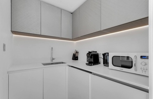 Fitzrovia Apartment | ❄️ Central A/C | 👑 King | 🔓 FlexPolicy | ⏰ EarlyDrop | 🌞 Balcony | 🧼 W/D
