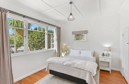 Gisborne House | Central and Affordable - Cute Art Deco