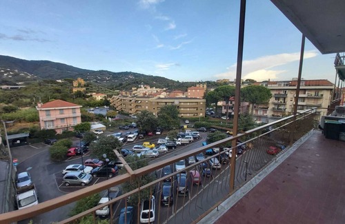 Rezza Apartment | Central and close to beaches, convenient to train and car, free parking