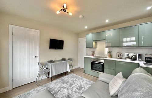 Hereford Apartment | Central Apartment: Brand New Kitchen & Bathroom